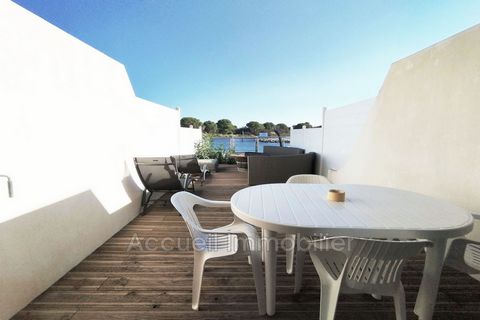 Marina individuelle P3 au calme plein sud avec garage attenant. Parking privé, bon état, vendu meublé, appontement 3x12 m. Terrasse de 30 m² + patio 10 m² + balcon. Toilette séparée, 2 chambres avec placards, salle d'eau avec douche, cuisine d'angle ...