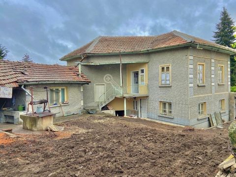 Imoti Tarnovgrad bietet Ihnen ein Haus im Dorf Nikolaevo, das 10 km von der Stadt Veliko Tarnovo entfernt liegt. Strazhitsa. Das Haus befindet sich an einer asphaltierten Straße mit ganzjähriger Zufahrt. Das Anwesen erstreckt sich über zwei Ebenen un...