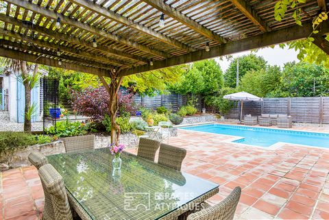 Con una vista libera sulle colline del Quercy, questa affascinante casa di paese con piscina ci immerge in un'atmosfera molto piacevole. La sua superficie di circa 162 m2 è perfettamente bilanciata con i suoi volumi. Piuttosto accogliente in inverno ...