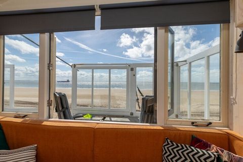 Ervaar het ultieme toevluchtsoord aan zee in dit prachtige vakantiehuis direct aan de oevers van Dishoek. Dit charmante verblijf is perfect voor gezinnen die op zoek zijn naar een onvergetelijke strandvakantie en biedt comfort, gemak en een adembenem...