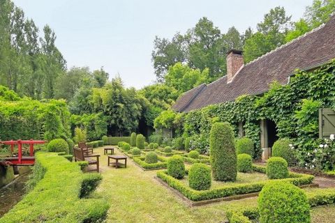 Tussen Vendôme en Tours, een prachtig 17e- tot 20e-eeuws landgoed van 14 ha, bestaande uit een huis van 450 m² met tropische kas en Marokkaanse patio, een toren met een grote salon en bibliotheek op 3 niveaus, 2 pensions met 10 slaapkamers en badkame...