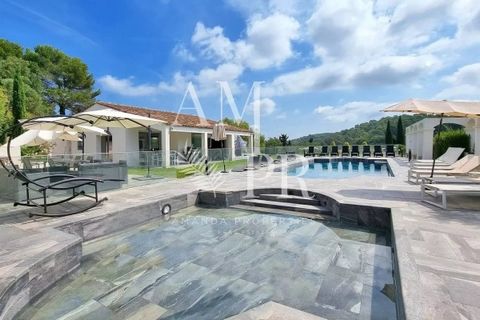 EN EXCLUSIVITÉ: Villa contemporaine à vendre dans un domaine fermé à Mougins - Situé dans l'un des domaines les plus prestigieux de Mougins cette maison offre un salon spacieux à l'intérieur et à l'extérieur. Avec 5 chambres dont une très belle suite...