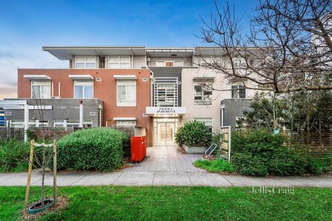 A short walk from Box Hill Central with a rich selection of dining options, supermarkets, fresh food and fashion outlets, and a transport interchange, this tidy one-bedroom studio apartment promises lifestyle success and convenience for students furt...