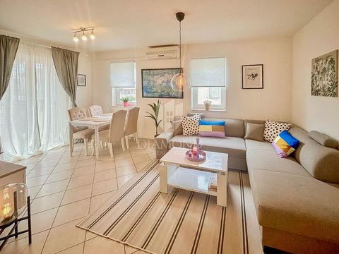 Location: Istarska županija, Novigrad, Novigrad. Opportunity! Istria, Novigrad This beautiful apartment is located in a great location, just 500 meters from the sea and the center of Novigrad! The apartment is located on the 1st floor of a smaller re...