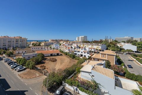 Magnifique appartement vue mer, avec une chambre à Quarteira!  Composé d´une chambre, d´un grand salon et salle à manger, d´une cuisine et d´une salle de bain complète, à environ 200 mètres de la plage. Avec beaucoup de lumière naturelle, une magnifi...