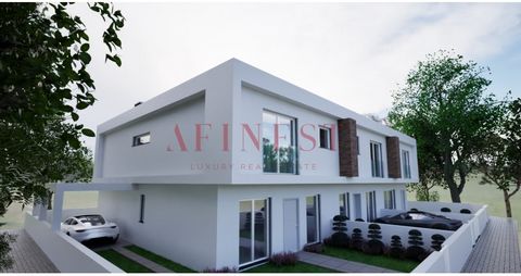 Villa mit 4 Schlafzimmern auf einem Grundstück von 3 Villen und 1 Geschäft in Fernão Ferro Diese Villa mit 152,63 m2, Terrasse von 53,45 m2, Garten und Grillplatz, besteht aus 2 Etagen mit den folgenden Aufteilungen: ETAGE 0 (RC) (79.63m2) Wohnzimmer...