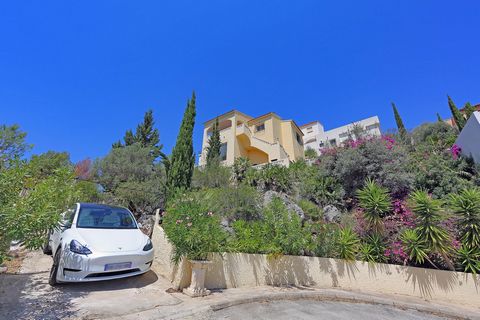 Villa di 155 m2 costruita situata ad Adsubia su un terreno di 587m2. Questa proprietà completamente ristrutturata ed esposta a sud con una splendida vista sulle montagne gode di un sole perfetto tutto l'anno. Al primo piano, la villa è composta da un...