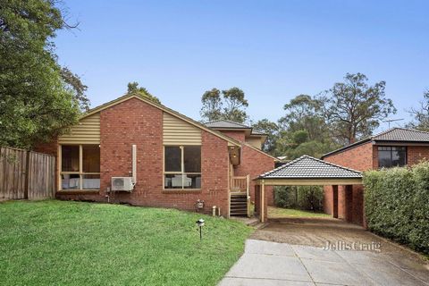 Neat as a pin and quietly poised in a leafy no-through road setting with native bushland outlook, this spacious unit will appeal to first home buyers and downsizers looking for ease of living. Poised on a corner allotment and conveniently positioned ...