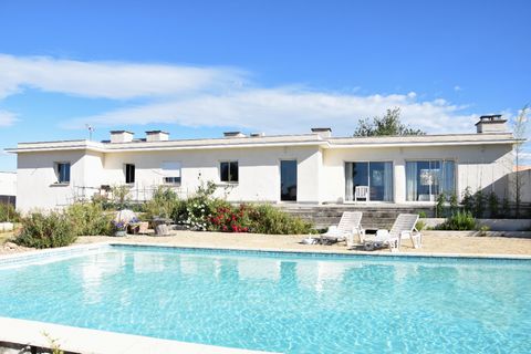 Christophe HERRERO vous propose une villa de plain pied de 190m² habitable + annexes aménagées de 200 m² + Piscine avec Pool house, de grandes terrasses et un grand garage de 81m² sur un terrain d'environ 7000 m² ; il demeure un potentiel de construc...