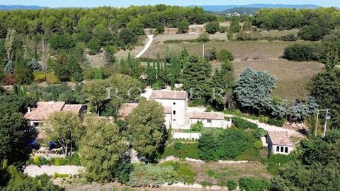 Cette superbe maison d’architecte de plus de 700 m² sur plus de 9 hectares de terrain est composée de plusieurs entités.Une belle entrée au Nord donne sur un escalier hélicoïdal dessiné par un architecte de renom et faisant la connexion intérieure en...