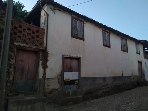 Cette villa de 3 chambres située dans le village de Vila Nova, Donai, à quelques minutes de Bragança, offre une opportunité unique pour ceux qui recherchent un projet de reconstruction avec du potentiel. Avec des caractéristiques traditionnelles, la ...