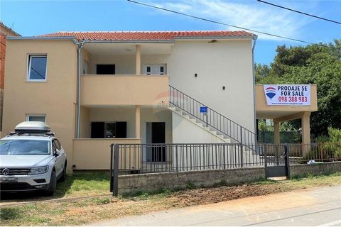 Location: Zadarska županija, Obrovac, Gornji Karin. ZU VERKAUFEN: Apartmenthaus mit wunderschönem Blick auf das Meer und einer Entfernung zum Strand von nur 50 m. Das Haus besteht aus einem Erdgeschoss und einem Obergeschoss und verfügt über insgesam...