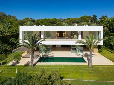 Deze prachtige luxe villa met 5 slaapkamers is gelegen in Finca Cortesin, Casares, Malaga. Het is een droomhuis dat perfect is voor wie op zoek is naar een exclusieve en stijlvolle woning aan de Costa Del Sol. Met een totale oppervlakte van 713m² bie...