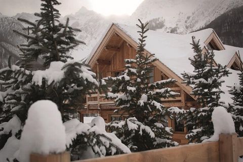 Das modern eingerichtete Chalet befindet sich am südlichen Ende des Hauptdorfes, direkt neben der Straße, die zum Dorfzentrum führt. Das Stadtzentrum von L'Alpe d'Huez, das nur 5 Gehminuten vom Chalet entfernt ist, und die Nähe zu den Pisten werden S...