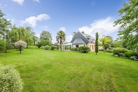 Située dans un quartier résidentiel prisé, cette somptueuse maison de 300 m2 vous offre un cadre de vie exceptionnel, sans vis à vis. Dès votre arrivée, vous serez accueilli dans l'espace de vie élégant et harmonieux avec un coin salon doté d'une che...