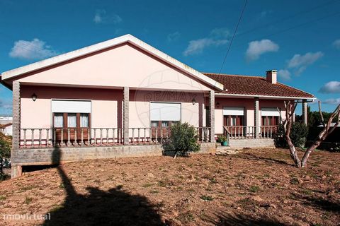 Maison de plain-pied de 3 chambres avec garage et patio sur un terrain de 4 310m2, située à Campelos, Torres Vedras. Maison avec de bons quartiers, très lumineuse, avec 3 chambres, dont 1 en suite. Cuisine équipée, de 24 m2, et salon de 42 m2 avec ch...