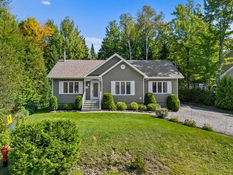 Tadelloser Bungalow im Sektor Southière-sur-le-Lac in Magog. Offenes Wohnzimmer, Küche und Esszimmer. 4 Schlafzimmer und 2 Badezimmer. Großes Familienzimmer im Keller, Werkstatt und Abstellraum. Zugang zum Lake Memphremagog, der 950 m von der Unterku...