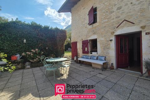 IN OFFERTA AL PREZZO Non tardare a venire a scoprire questa affascinante casa situata in un ambiente tranquillo a Collonges 01550, a due passi da negozi, scuole e tutti i servizi. Questa autentica casa in pietra di carattere è composta da: Piano terr...