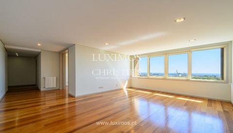 Excelente apartamento , recentemente renovado e convertido de T4 para T3 , situado num dos mais prestigiados condomínios fechados de Leça da Palmeira . Com uma vista panorâmica que abrange a charmosa povoação de Leça, o Porto de Leixões e o Atlântico...