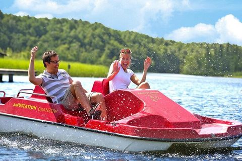 Questo parco vacanze per famiglie è immerso nel pittoresco paesaggio di foreste e laghi del Meclemburgo, situato direttamente sul lago Granzower. Offre un ampio prato con accesso privato al lago, ideale per prendere il sole, nuotare e giocare all'ape...