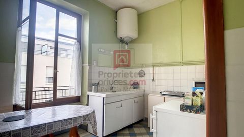 Lyon 69007 - A découvrir t1 au calme, proche du centre-ville. T1 de 34.70 m² au 4 -ème étage avec ascenseur. Cet appartement dispose d'une cuisine, d'une salle d'eaux avec WC, d'une chambre. Chauffage individuel électrique. Une cave. DPE: D - GES: B ...