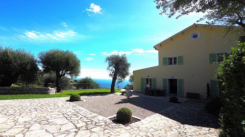 La Turbie. Near Monaco. Beautiful property of approximately 330 m2 on four levels, with a great exposure and stunning sea views. Renovated with top-of-the-range materials, this property is located in a quiet area not overlooked. The villa comprises a...