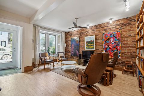 Discover a great opportunity to live in the exceptional architectural setting of Carré St Louis. This charming 990 ft² Victorian condo is located on the first floor of a quiet street. Ideally located near the Sherbrooke metro station, downtown, the m...