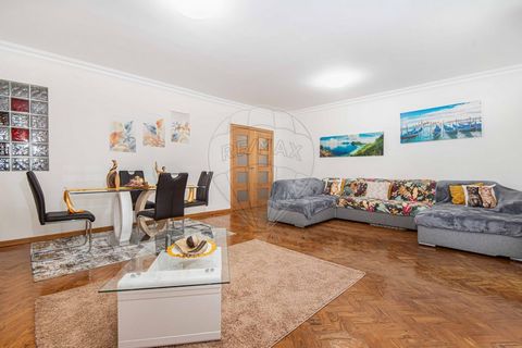 Visitas a partir do dia 28/05/2025 Apartamento T5 em caderneta transformado em T3 em Mira Sintra com Varanda Ampla – Espaço, Luz e Conforto para a Sua Família  Apresentamos este fantástico apartamento situado numa zona calma e residencial de Mira Sin...
