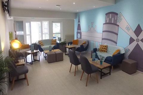 Het appartement is een ruime en doordacht ingerichte accommodatie op de begane grond, ideaal voor grotere gezinnen of groepen tot zeven gasten en twee baby's. Met een woonoppervlak van 48 m² biedt het een lichte en gezellige woonkamer met een keukenh...