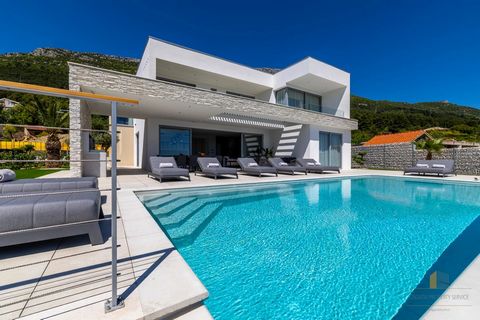 Luxe villa in de buurt van Split met uitzicht op zee, overloopzwembad en eersteklas apparatuur - perfecte investering! Op een toplocatie tussen Split en Trogir, omgeven door rust en privacy, ligt deze uitzonderlijke moderne villa die een ononderbroke...