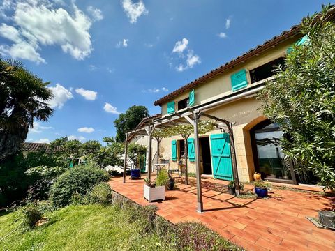 Maison d'environ 220m² avec gîte indépendant et garage sur un terrain d'environ 2500m².