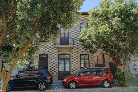Feel Porto Matosinhos Ocean Flat V is a spacious and stylish 100 m² apartment just steps from the golden sands of Matosinhos Beach. Perfect for families or groups of up to 8 guests, this beautifully designed flat features three comfortable bedrooms—t...