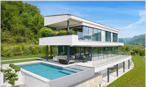 Tussen de meest verfijnde heuvels van Saḷ, met gratie en kracht uitkijkend over het sprankelende water van het Gardameer, staat een buitengewone villa, een waar droomhuis dat in staat is om tijdloze luxe te combineren met de puurste natuurlijke schoo...