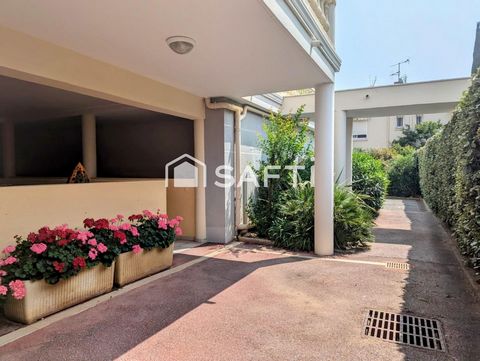 Situé dans une belle Résidence, secteur calme proche des commerces et du bord de mer, appartement vendu entièrement meublé