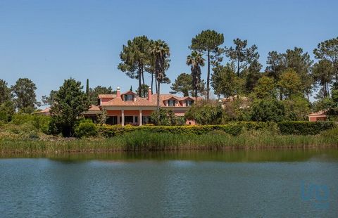 Moradia T5 de Luxo com Piscina – Quinta do Peru Golf & Country Club Inserida no exclusivo condomínio fechado Quinta do Peru Golf & Country Club em Azeitão, esta magnífica moradia T5 de dois pisos oferece o equilíbrio perfeito entre conforto, privacid...