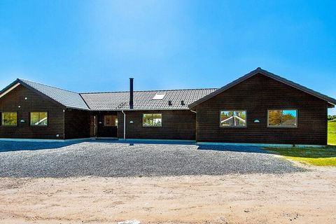 Well-furnished holiday cottage with swimming pool and activities located approx. 1200 m from the ocean at Vejby Strand. The pool section has both a large swimming pool with counter-current system, large built-in prefilled whirlpool and a sauna for 4-...