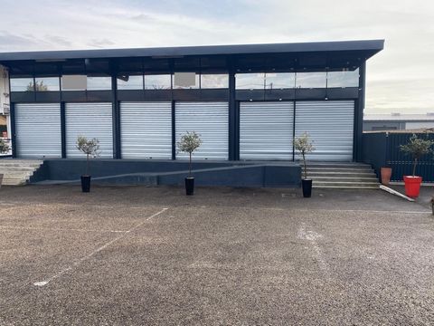 Local à vendre VENISSIEUX (69) local 420m2 + 420m2 en mezzanine de stockage+ cour et annexes
