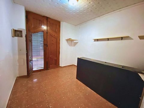 Casa de pueblo para reformar en buen estado de conservación . Esta vivienda cuenta con elementos estructurales renovados, como el tejado y las vigas de hormigón, lo que garantiza estabilidad y durabilidad a lo largo del tiempo. Aunque requiere reform...