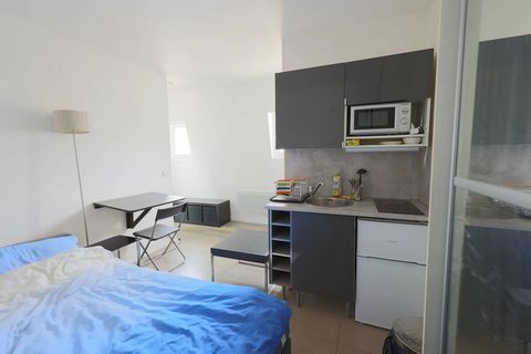 [EXCLUSIVITEIT] Verkocht, verhuurd en gemeubileerd. Rue de Liège, ideaal gelegen in de wijk Europa, op 2 minuten van de metro. Rustig, vrij uitzicht studio-appartement op de bovenste verdieping. Oppervlakte: 15,29 m2 Carrez law en 17,88 m2 vloeropper...