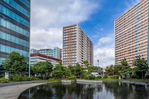 Apartamento de 2 dormitorios ubicado en el edificio Panorâmic, en Parque das Nações, Lisboa. La propiedad se encuentra en una zona con comercios, servicios, transporte público, colegios y zonas verdes. El salón cuenta con grandes ventanales con vista...