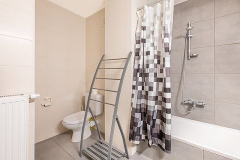 500 m from the sea - 2 bedrooms - 6 people Renovated and sunny 2-room apartment on the first floor (no elevator). The beautiful apartment radiates peace and tranquility and is located in the center of Koksijde, near our office, close to all shops and...