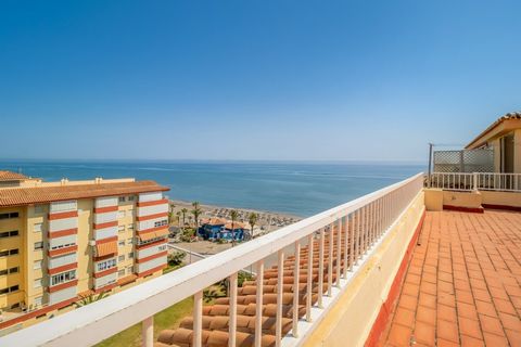 Bienvenido a este luminoso y acogedor apartamento con impresionantes vistas al mar y a la montaña, ubicado en el popular Edificio Valencia, junto al paseo marítimo de Torrox Costa. La propiedad cuenta con un amplio y luminoso salón con grandes ventan...