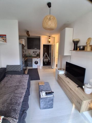 Slechts 150 meter van de kust ligt dit volledig gerenoveerde appartement in Červar-Porat – een perfecte kans voor wonen aan zee of als rendabele investering. Het appartement van 32 m² bevindt zich op de eerste verdieping en beschikt over een lichte w...