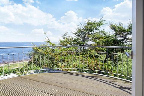 Spacious and family-friendly cottage with indoor whirlpool and large 7-person outdoor jacuzzi, heated all year round, as well as stunning views directly to the sea. You can enjoy the beautiful sunsets and sunrises from the terrace and balcony and pre...