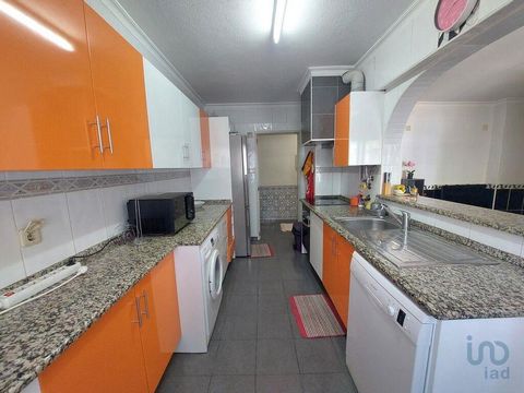Apartamento T3 a venda em Olhão. Situado no Rés de chão de um edifício de quatro andares, venha descobrir este apartamento que poderá ser a sua próxima habitação. Com uma área total de 89.41 m2, nele encontramos uma sala ampla com uma pequena varanda...