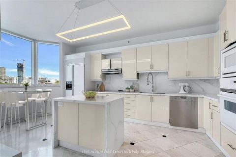 Mooie twee slaapkamers met een overvloed aan natuurlijk licht. Goed ontworpen plattegrond biedt alle gemakken van een huis in het zuiden van de vijfde. Ten zuiden van de vijfde is een luxe wijk in South Beach met ultra-high-end appartementen, best be...