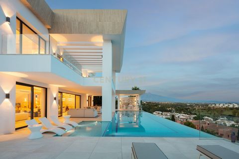 Ubicada elegantemente en El Paraíso, esta villa contemporánea ofrece impresionantes vistas panorámicas desde su punto elevado. Las vistas se extienden a lo largo del campo de golf de El Paraíso, la majestuosa montaña La Concha, la costa y el Mar Medi...
