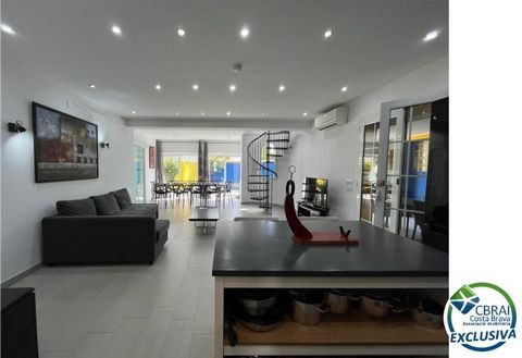 De villa is gelegen in een woonwijk, op een prachtig perceel met een zwembad en een garage voor twee auto's. Dankzij de toeristenvergunning is de villa ideaal voor verhuur. Met 4 slaapkamers en 4 en-suite badkamers biedt de villa een ruime woon-eetka...