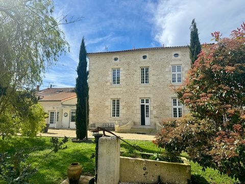 Dpt Charente Maritime (17) Maison de Maître du XVIIe siècle à Tonnay-Charente 10 pièces et 260 m² - Terrain de 1 432 m²