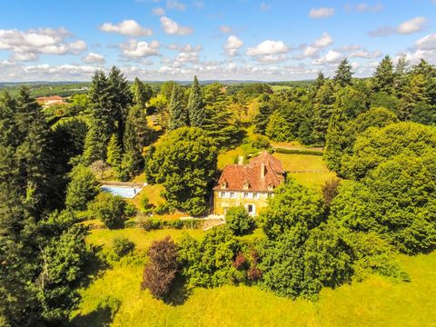 Maison bourgeoise en pierres avec terrain de 14 000m2 et piscine, à Figeac